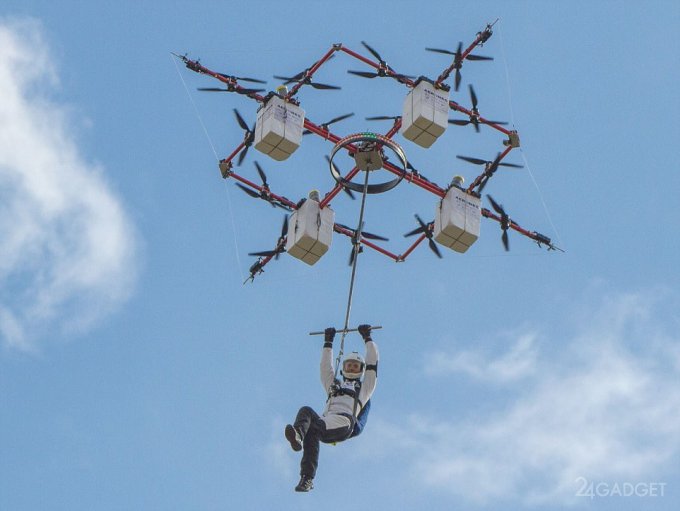 Совершен первый в мире прыжок человека с летящего дрона (3 видео)