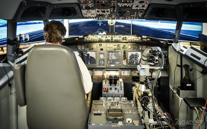 Робот ALIAS стал вторым пилотом в Boeing-737 (видео)