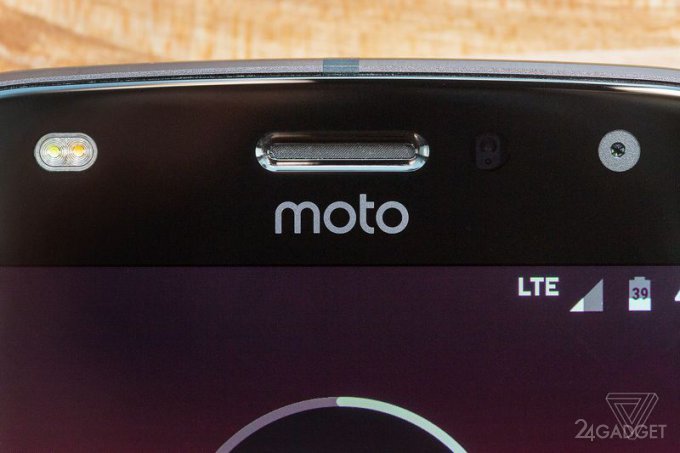 Анонсированы модульный смартфон Moto Z2Play и новые модули к нему (20 фото)