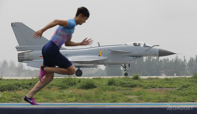 Китайский легкоатлет обогнал боевой истребитель (видео)