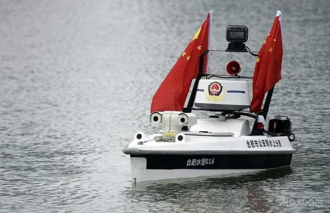 Тонущих китайцев теперь спасает беспилотный катер (4 фото)