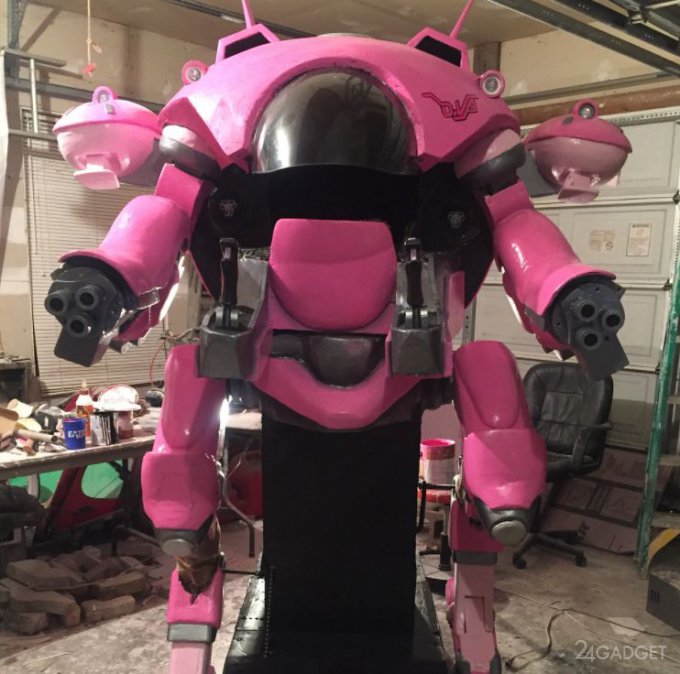 Отец подарил дочери робокостюм из Overwatrch (4 фото + 2 видео)