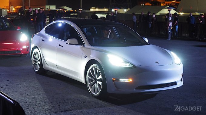 Elon Musk - Rusza masowa produkcja samochodu Tesla 3. Elon Musk - mass production of Tesla 3 car is starting.