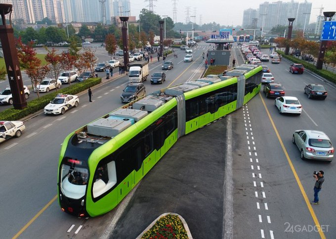 Безрельсовый электропоезд колесит по обычной дороге в Китае