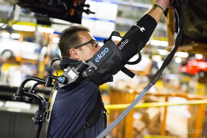 На конвейерах Ford испытываются экзоскелеты EksoVest (7 фото + видео)