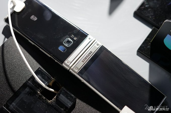 Топовый смартфон-раскладушка Samsung W2018 дороже iPhone X (18 фото + видео)
