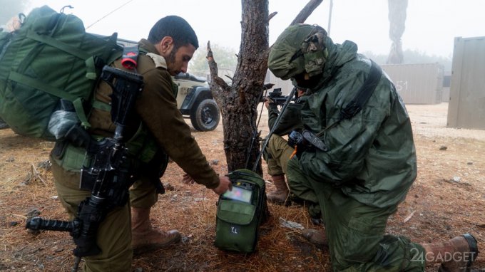 Израильских солдат вооружили армейскими смартфонами (2 фото)