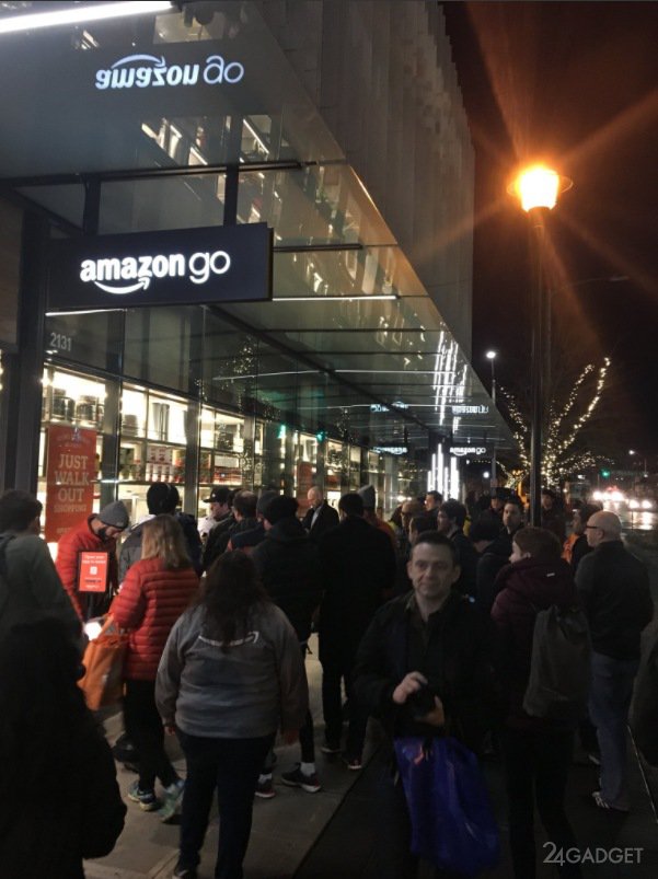 В магазин «без касс и продавцов» Amazon Go выстроилась небывалая очередь (9 фото)
