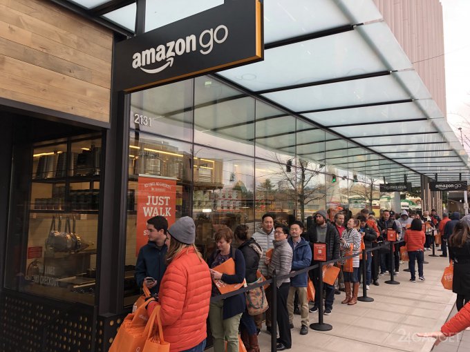 В магазин «без касс и продавцов» Amazon Go выстроилась небывалая очередь (9 фото)