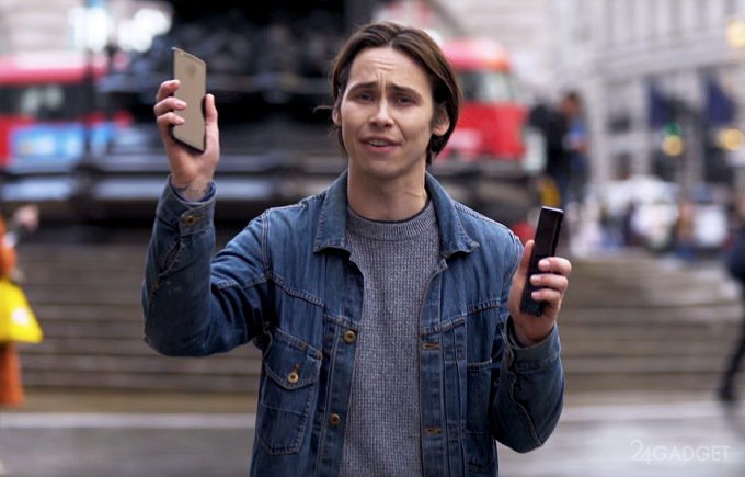 Представитель OnePlus разбил iPhone X и Galaxy Note 8 прохожих