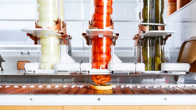 В США открывают бургерную с роботом вместо поваров (4 фото + видео)