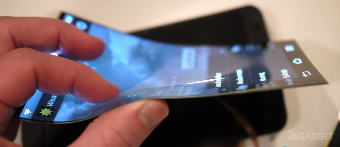 У LG смартфон превратится в трубочку с двумя скручивающимися экранами (6 фото)