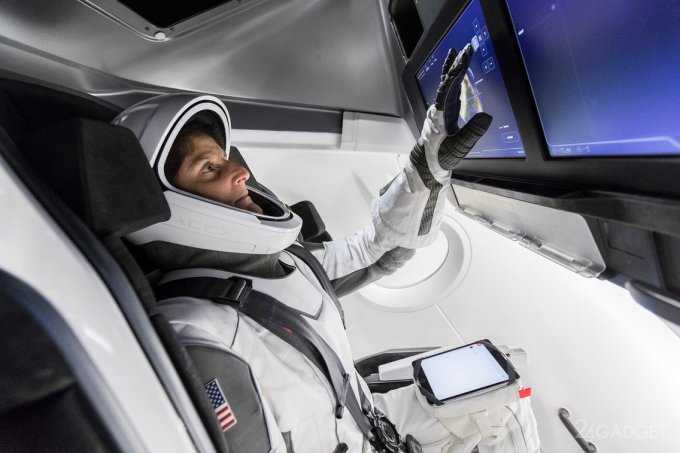 Астронавт NASA рассказала о преимуществах скафандров от SpaceX и Boeing (5 фото)