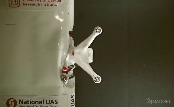 Столкновение дрона и крыла самолёта запечатлели на видео