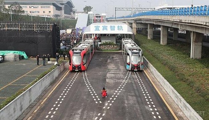 Первый безрельсовый китайский поезд перевез первых пассажиров (3 фото)