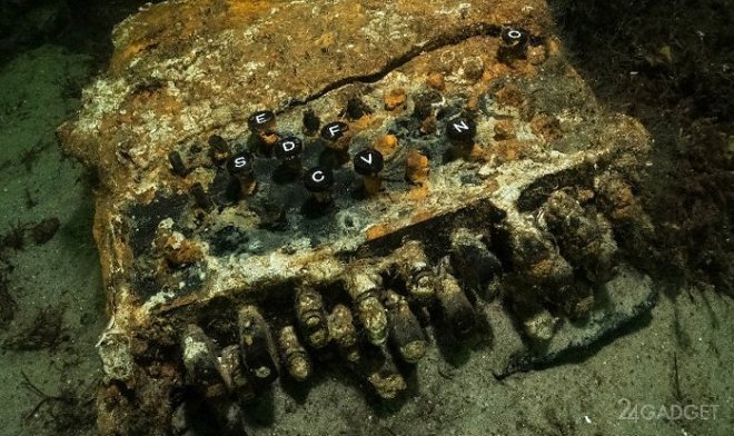 Дайверы подняли на поверхность Балтийского моря легендарную нацистскую Enigma (2 фото)