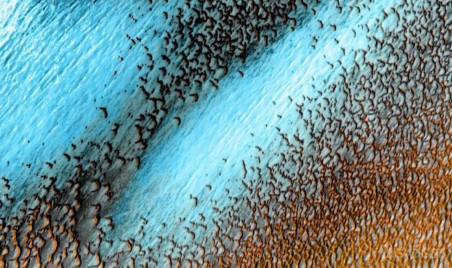 NASA обнародовала фотографии «голубых» дюн Марса (2 фото)