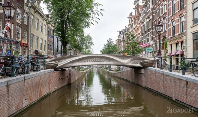 Первый в мире нержавеющий мост напечатан на 3D принтере и установлен в Амстердаме