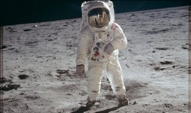Художник получил панорамное изображение Луны, увиденное астронавтом Баззом Олдрином (2 фото)