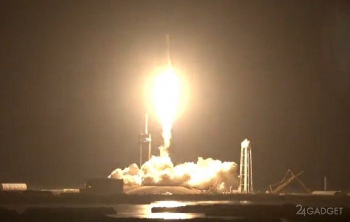 SpaceX в очередной раз отправила на МКС пилотируемую миссию с астронавтами NASA (2 фото)