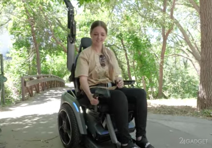 Помощь инвалиду: коляска, которая может сама забраться на ступени