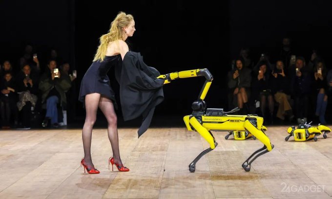 Роботы Boston Dynamics приняли участие в парижском показе мод (видео)