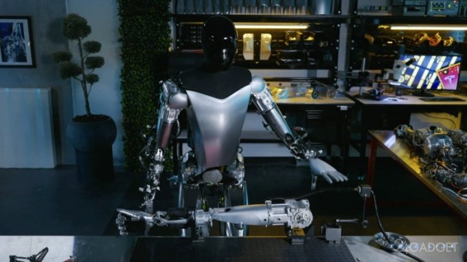 Илон Маск показал как роботы собирают роботов (4 фото + видео)