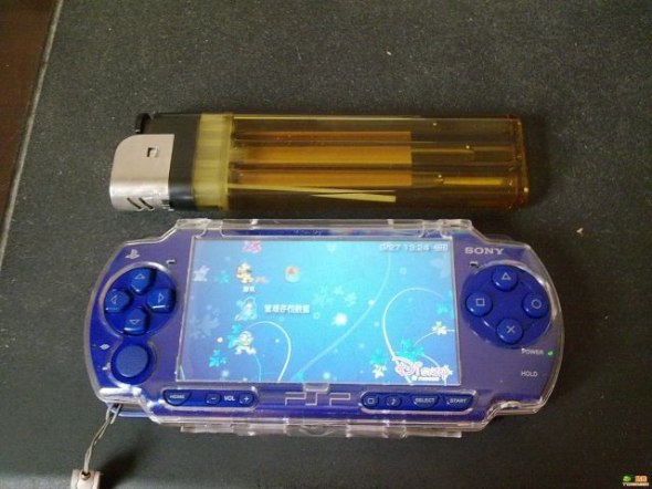 Китайцы сделали PSP размером с зажигалку? (4 фото)