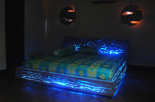 Expose LED - светящаяся мебель для спальни (5 фото)