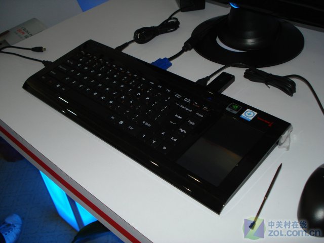 Great Wall Cross PC U150 - "ионизированный" компьютер в клавиатуре (4 фото)