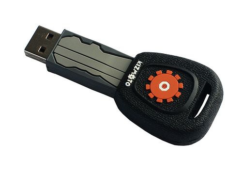 AMP MotKey - USB-флэшка в виде ключа от автомобиля (7 фото)