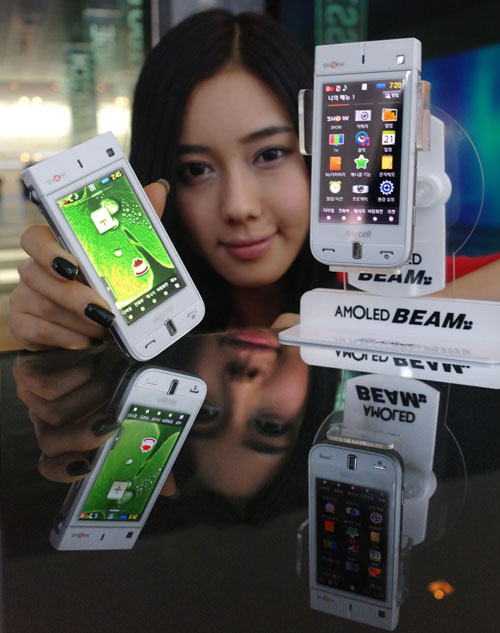 Samsung AMOLED Beam - очередной телефон со встроенным проектором (9 фото)