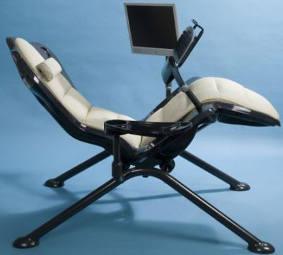 Лежачее компьютерное кресло с монитором