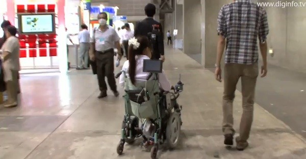 Роботизировання коляска, которая следует за человеком (видео)
