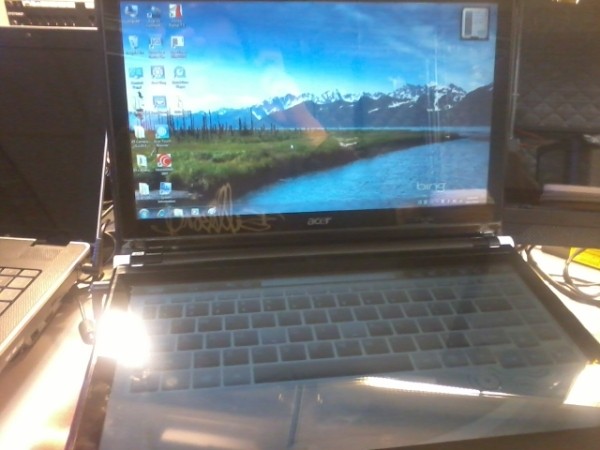 Ноутбук Acer с двумя сенсорными экранами (фото)