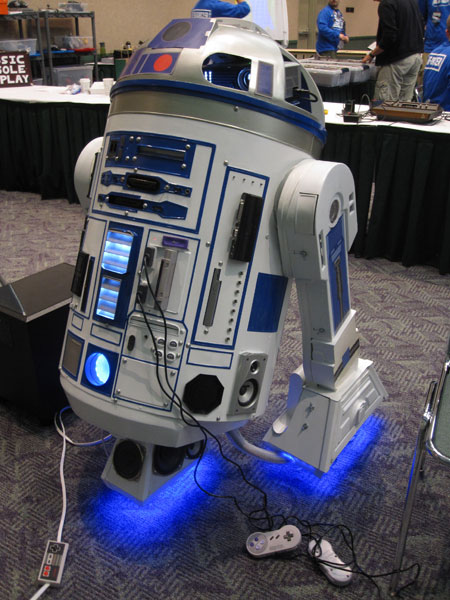 Робот R2-D2 в роли игровой консоли (13 фото)