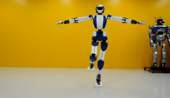 HRP-4 - робот балансирующий на одной ноге (видео)