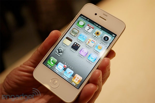 Белый iPhone 4 снова задерживается