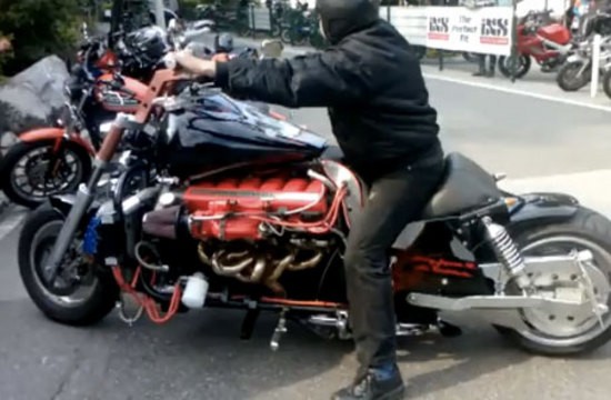 Мотоцикл с двигателем от спортивного автомобиля (видео)