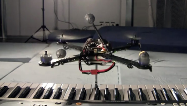 Квадрокоптер научился играть на синтезаторе (видео)