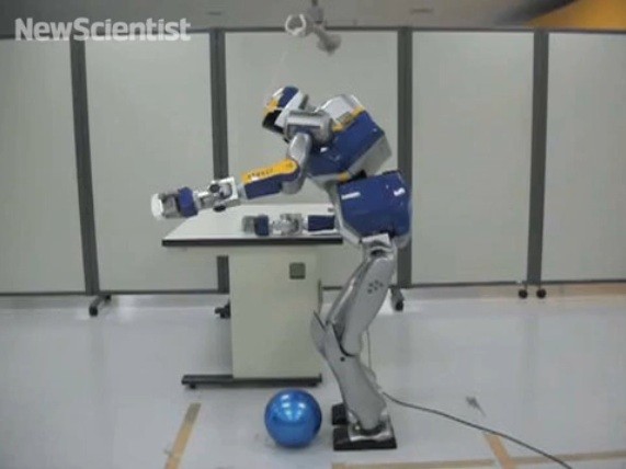 Японский робот использует окружающие предметы (видео)