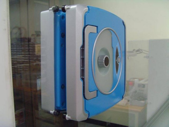 Робот-мойщик стекол Windoro (3 фото+видео)