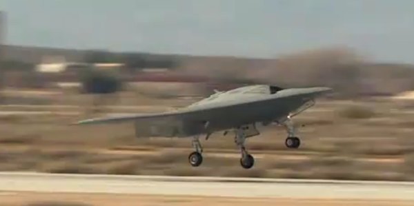 Беспилотный стелс X-47B в небе (видео)