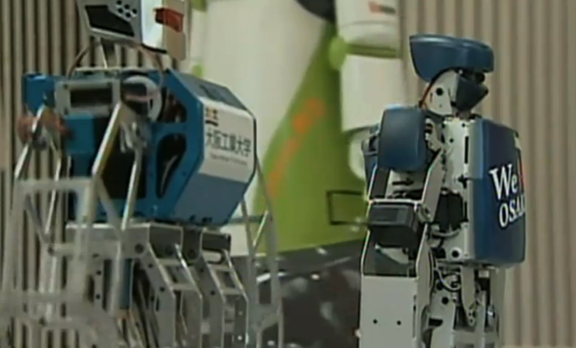 Японский марафон человекообразных роботов (2 видео)