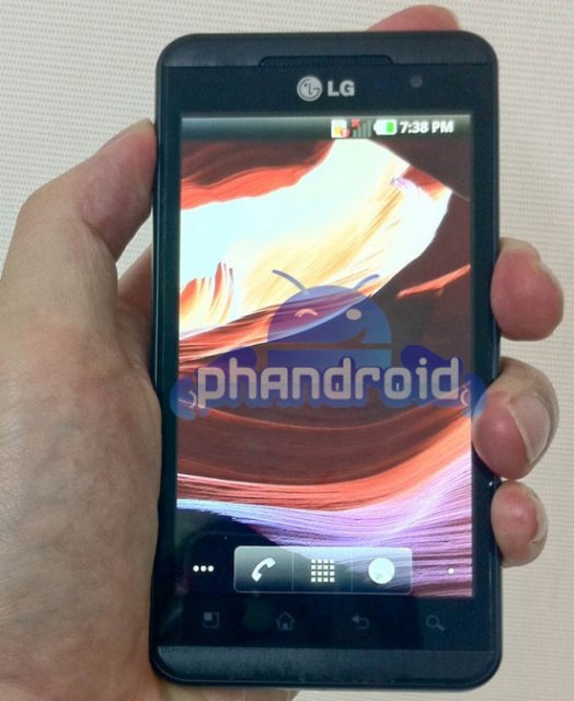 LG Optimus 3D - первое живое фото необъявленного коммуникатора