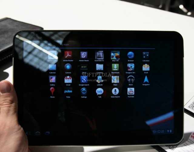 Motorola Xoom - живые фото планшета с выставки MWC 2011 (5 фото + видео)