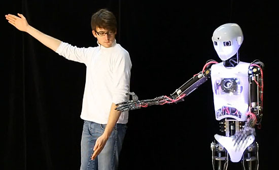 Робот-гуманоид управляемый Kinect (видео)