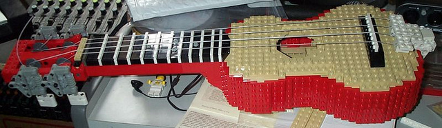 Гитара из Lego (6 фото)
