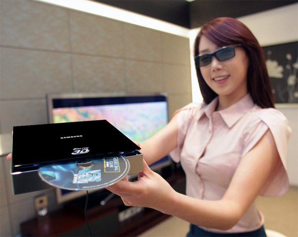 Samsung BD-D7000 - портативный плеер Blu-ray с поддержкой 3D (3 фото)