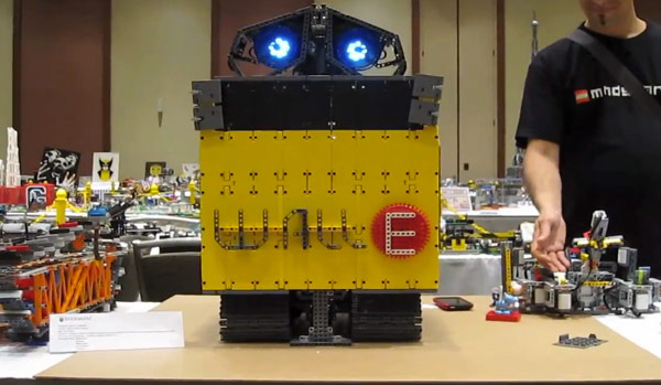 Wall-E из Lego (видео)